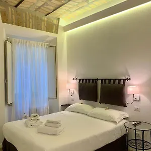 luxury-rooms-near-colosseum.it-romehotels.com/